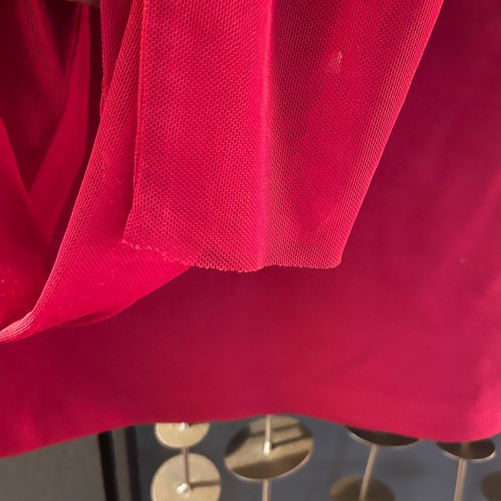 Red top. - Picture 6 of 8
